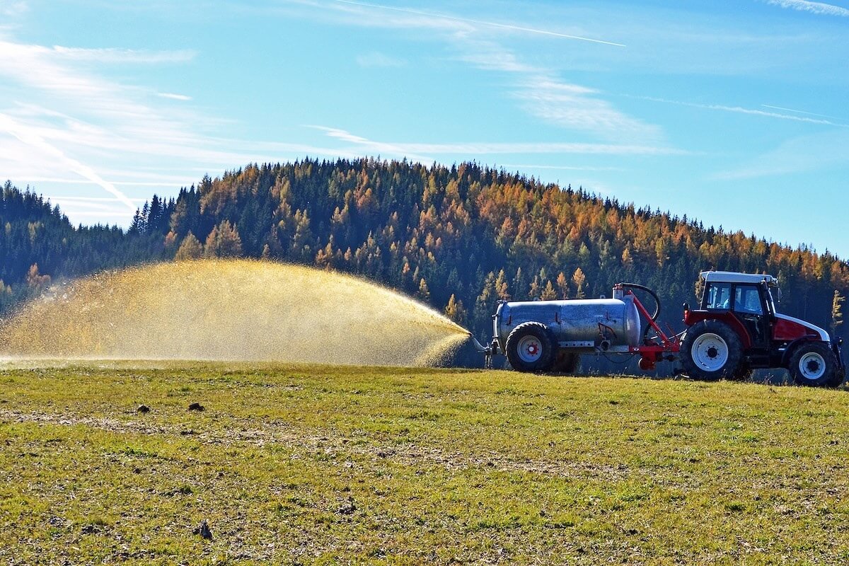 La sola distribuzione a spaglio degli effluenti zootecnici può comportare elevate emissioni in atmosfera di ammoniaca
